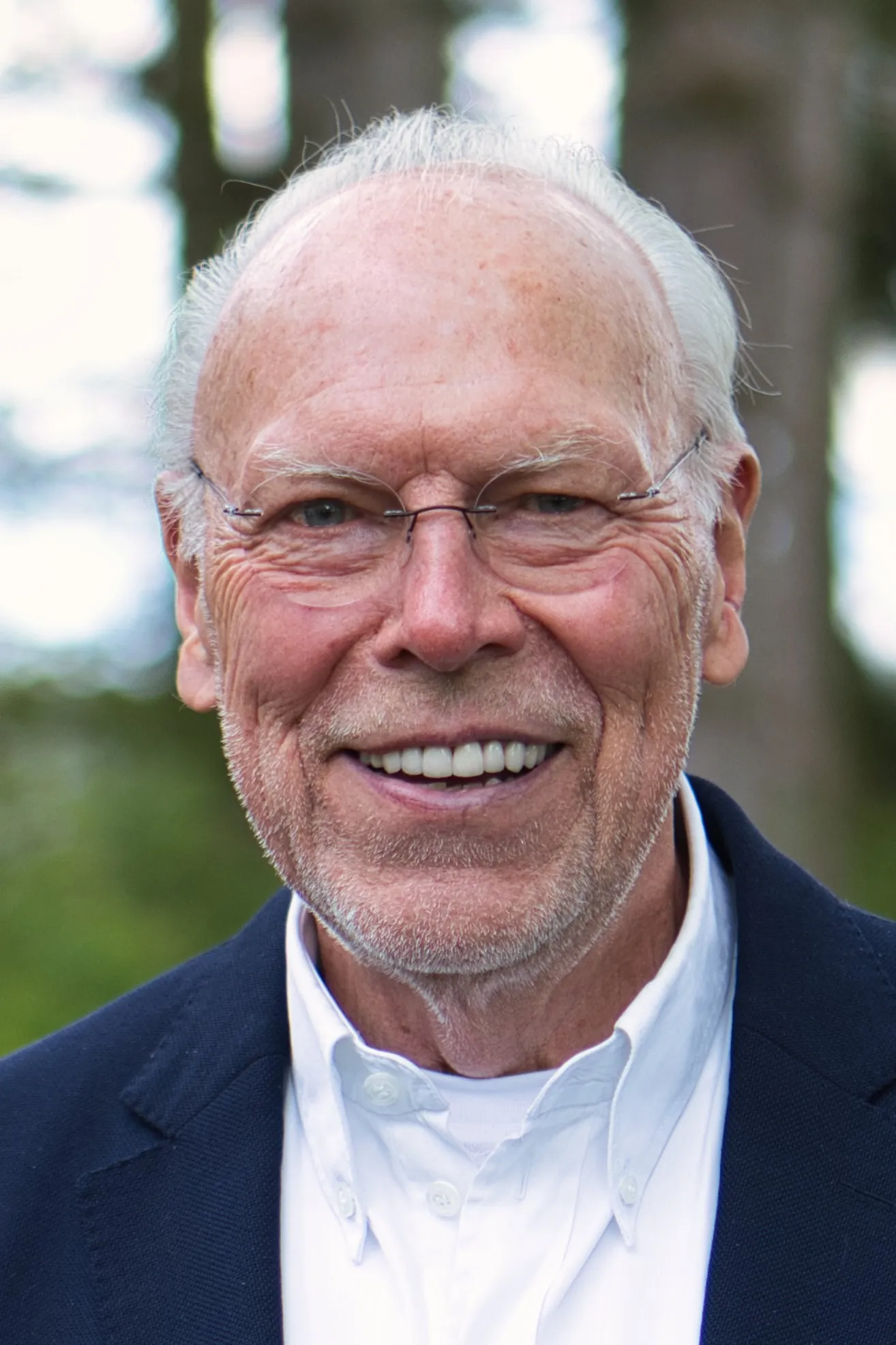 Bernd Behrens lächelnd im Grünen