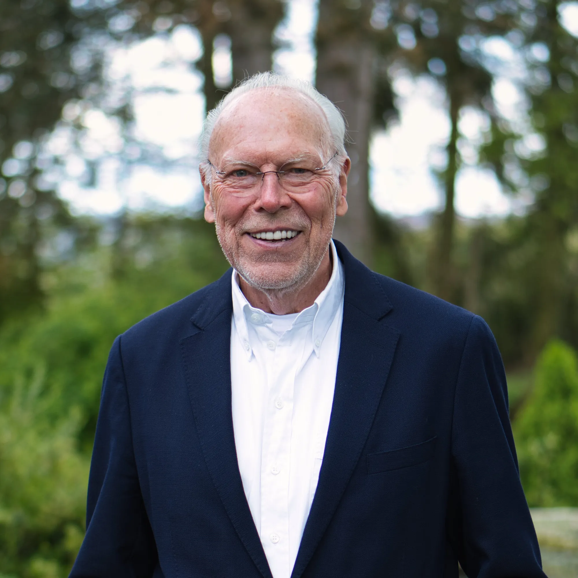 Bernd Behrens lächelnd im Grünen