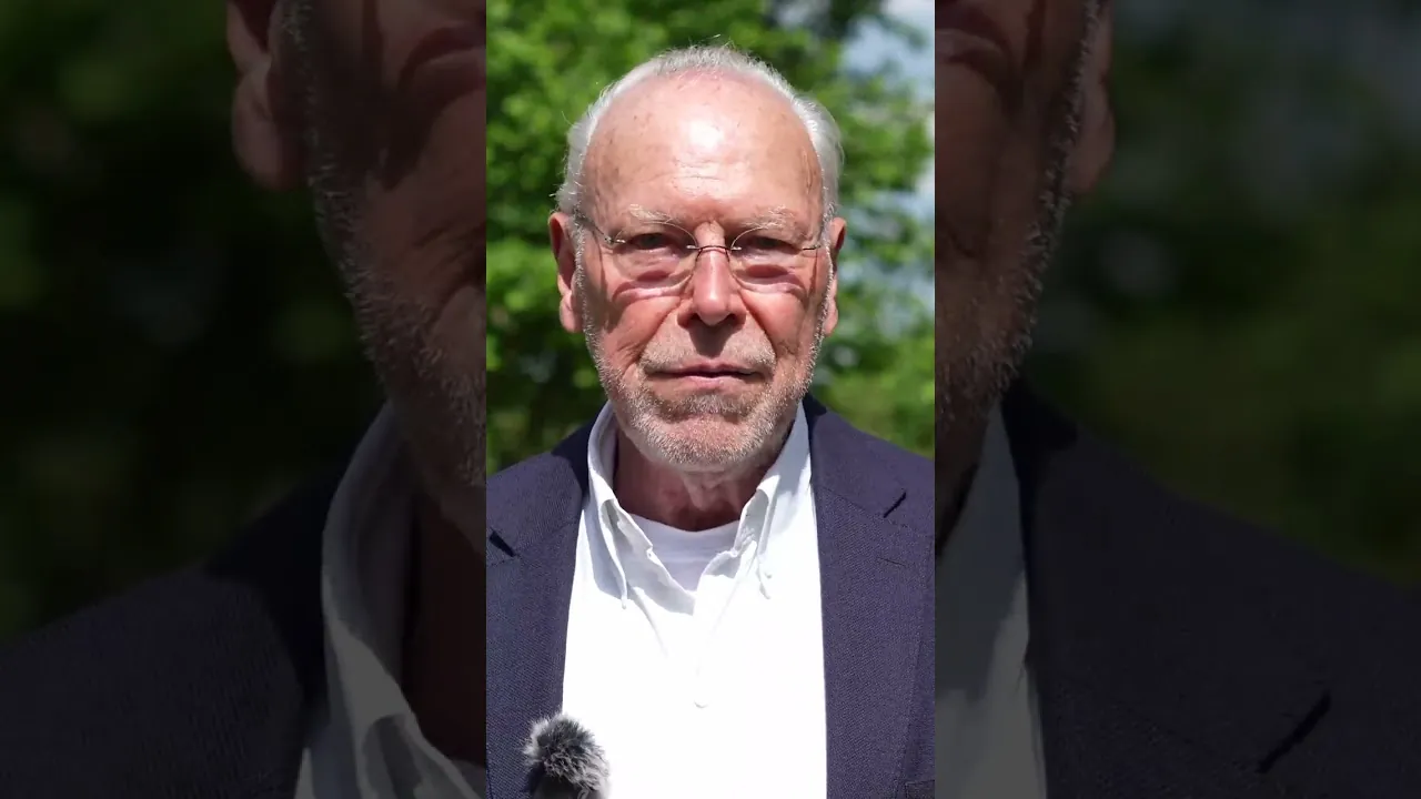 Bernd Behrens im Porträt vor grünem Hintergrund