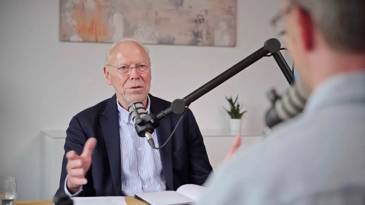 Bernd Behrens im Interview am Mikrofon
